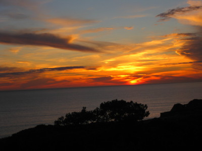 Ein Sonnenuntergang an der Algarve aus Zimmersicht mit Meerblick
